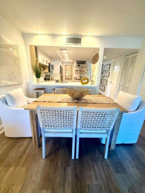Cozy Remodeled 2-2 Condo Beach 2 Min Drive Pool Pickleball 5th Ave